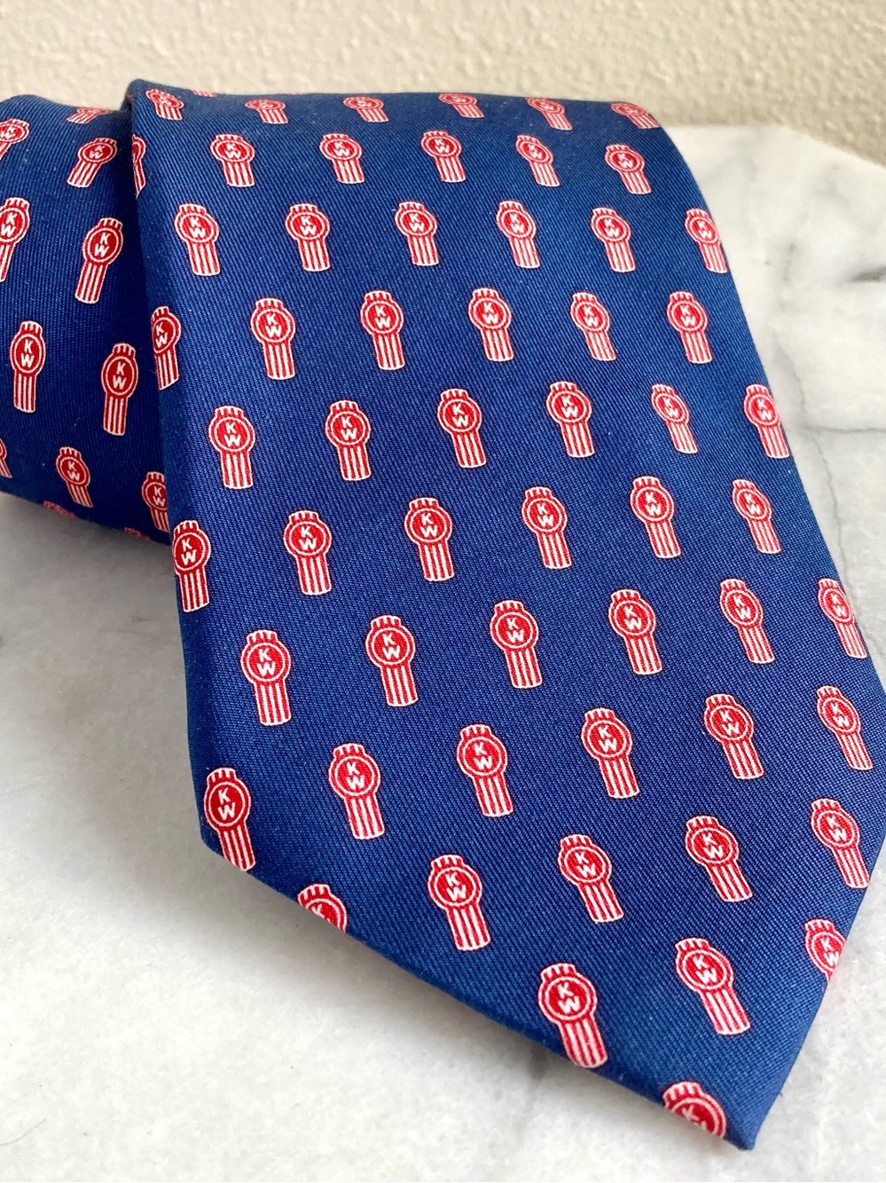 Vineyard Vines Men's Kenworth Logo Neck Tie 100% Silk Made In USA 4” x 64”